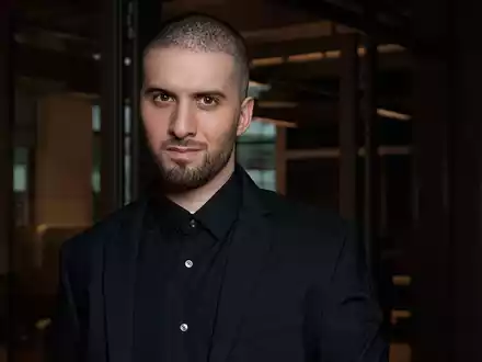 Marktdominanz & Omnipräsenz: Jousef Murad von APEX Consulting stellt Strategien vor, um sich in einem Red Ocean durchzusetzen - Foto: presseportal.de