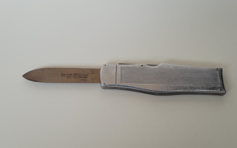 BPOL-HH: (FOTO) Bundespolizei am Hamburg Airport: verbotenes Fallmesser führt zur Strafanzeige, 200 Euro Sicherheitsleistung - Foto: presseportal.de