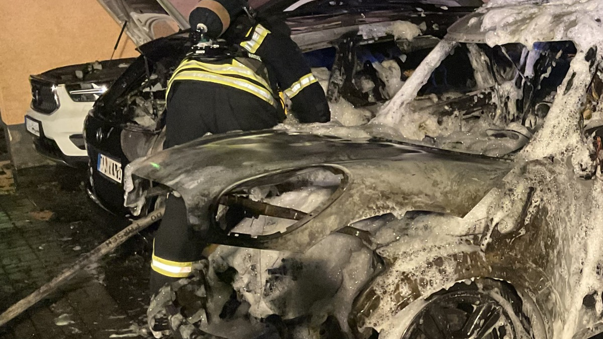 FW-DO: Drei Autos brennen in der Nacht in Dortmund-Scharnhorst - Foto: presseportal.de
