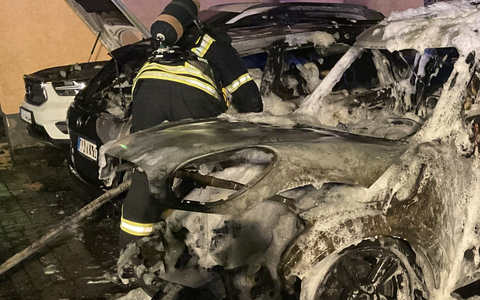 FW-DO: Drei Autos brennen in der Nacht in Dortmund-Scharnhorst - Foto: presseportal.de