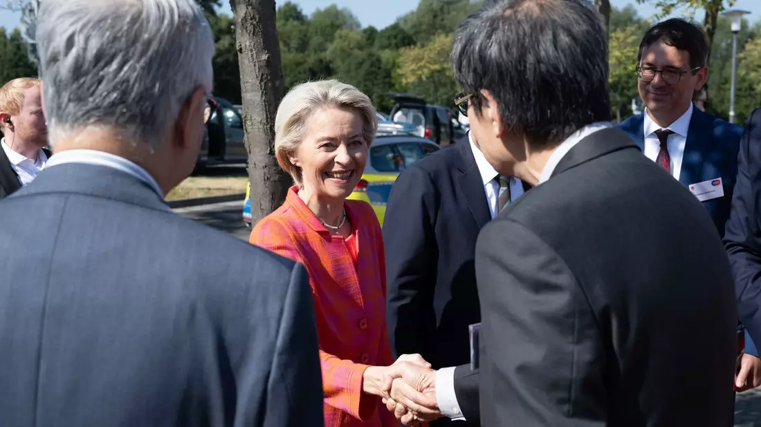 Die Brüsseler Behörde unter Ursula von der Leyen prüfte die staatliche Unterstützung der Chip-Fabrik. - Bild: Sebastian Kahnert/dpa