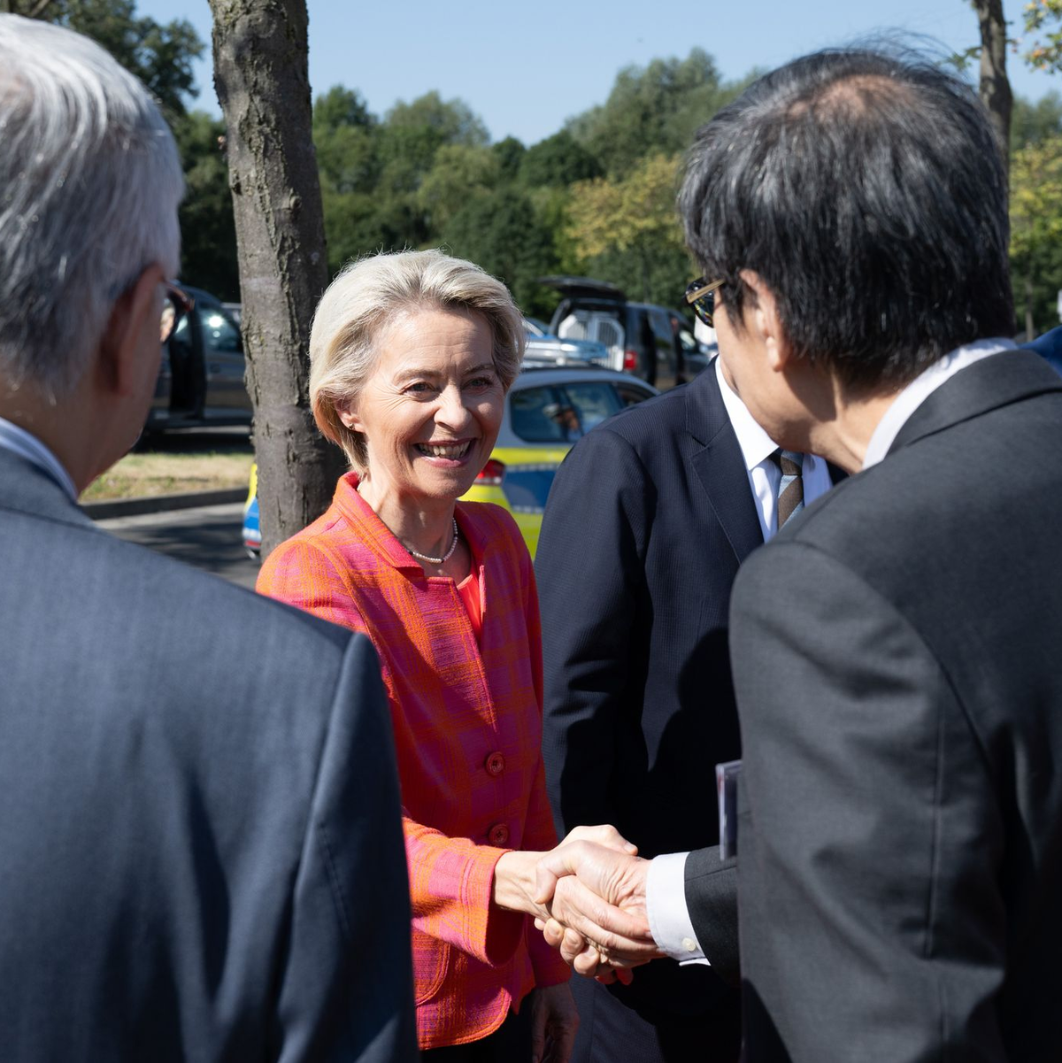 Die Brüsseler Behörde unter Ursula von der Leyen prüfte die staatliche Unterstützung der Chip-Fabrik. - Foto: Sebastian Kahnert/dpa
