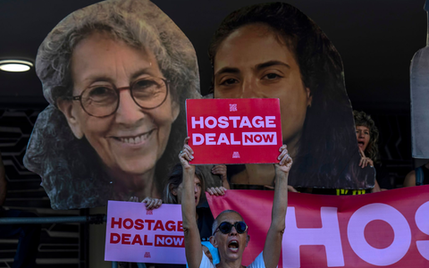 Viele Israelis pochen auf ein rasches Abkommen, um die verbliebenen Geiseln zu retten. (Archivbild) - Foto: Ariel Schalit/AP Viele Israelis pochen auf ein rasches Abkommen, um die verbliebenen Geiseln zu retten. (Archivbild) - Foto: Ariel Schalit/AP