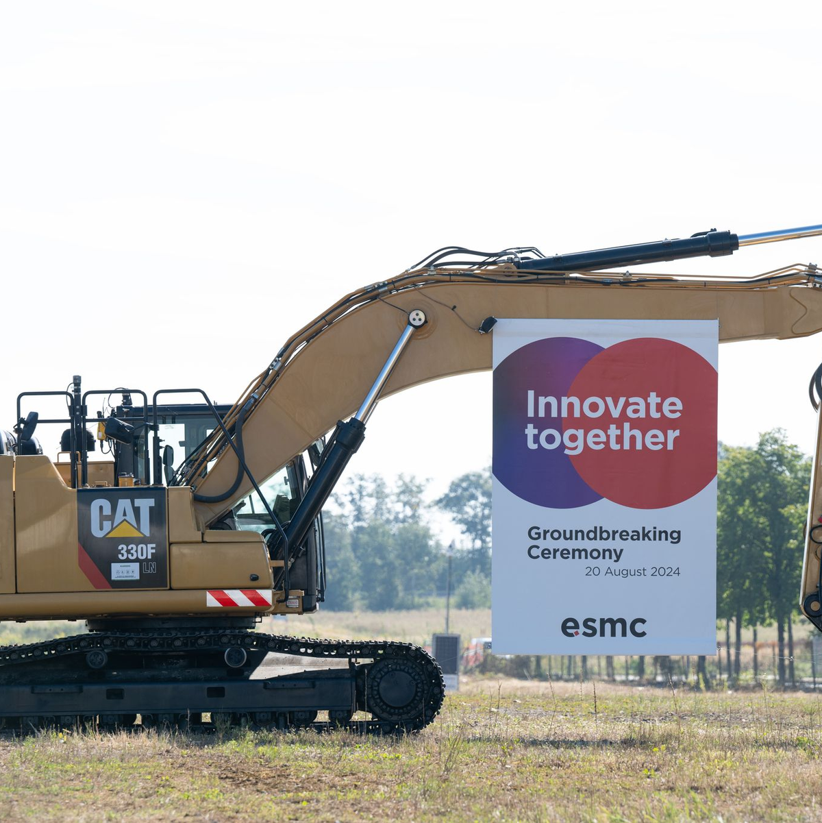 TSMC-Chef Wei begrüßt Bundeskanzler Scholz. - Foto: Sebastian Kahnert/dpa