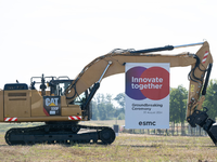 TSMC-Chef Wei begrüßt Bundeskanzler Scholz. - Foto: Sebastian Kahnert/dpa