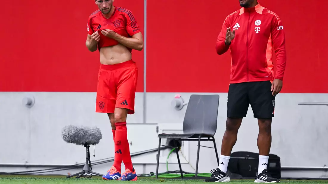 Startelfeinsatz im Testspiel: Aber Leon Goretzka (l.) hat einen schweren Stand beim neuen Bayern-Trainer Vincent Kompany. - Bild: Sven Hoppe/dpa
