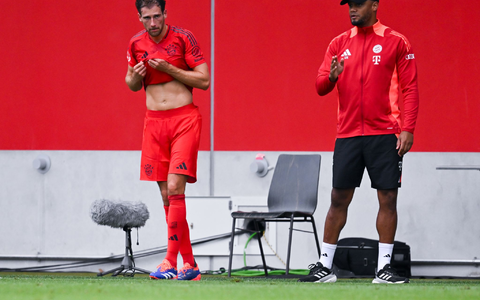 Startelfeinsatz im Testspiel: Aber Leon Goretzka (l.) hat einen schweren Stand beim neuen Bayern-Trainer Vincent Kompany. - Foto: Sven Hoppe/dpa