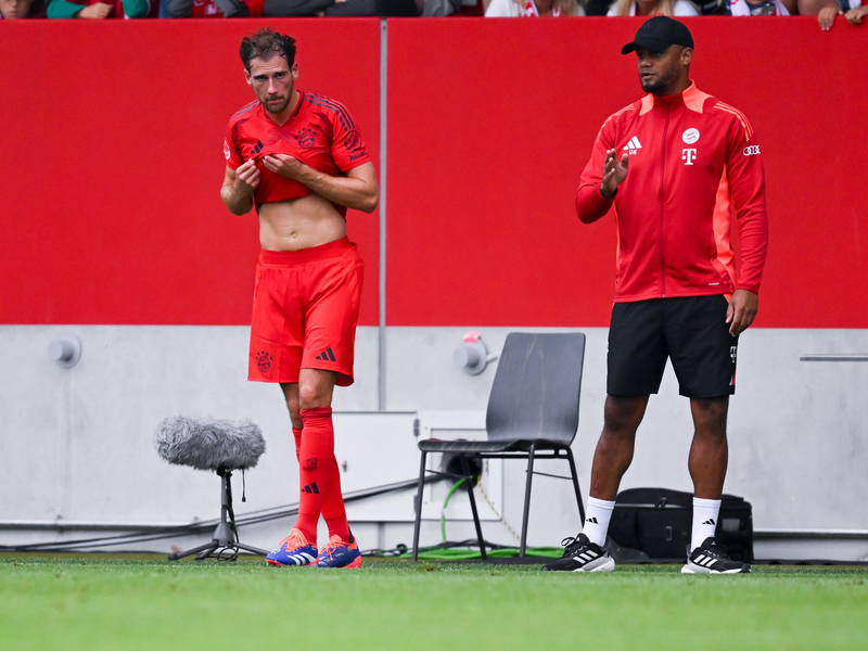 Startelfeinsatz im Testspiel: Aber Leon Goretzka (l.) hat einen schweren Stand beim neuen Bayern-Trainer Vincent Kompany. - Foto: Sven Hoppe/dpa