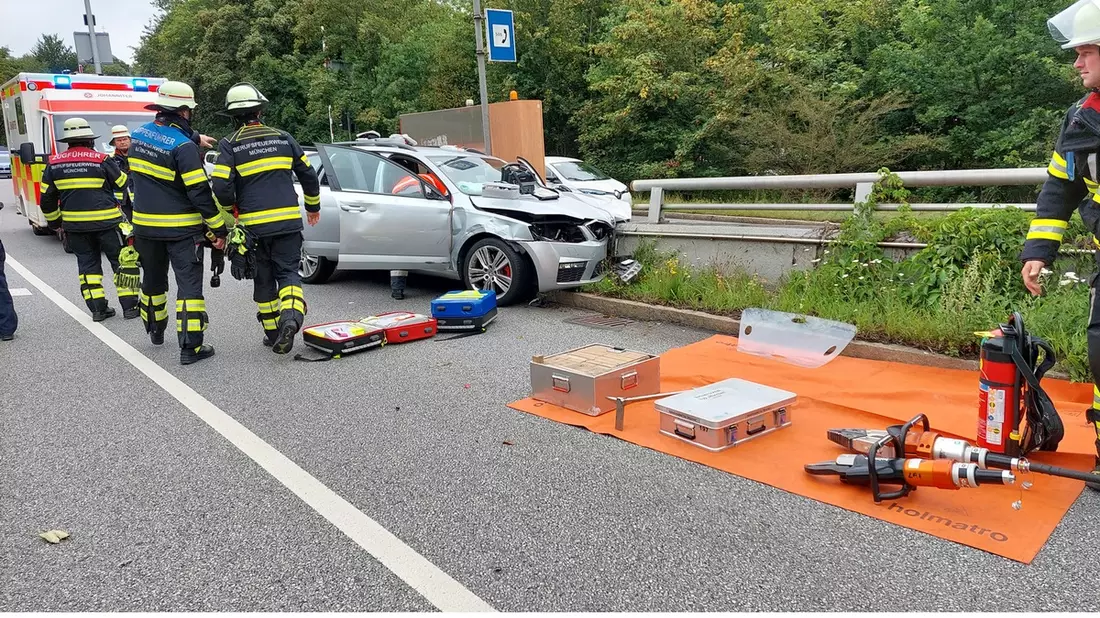 FW-M: Skoda rammt Fahrbahntrenner (Mittersendling) - Bild: presseportal.de