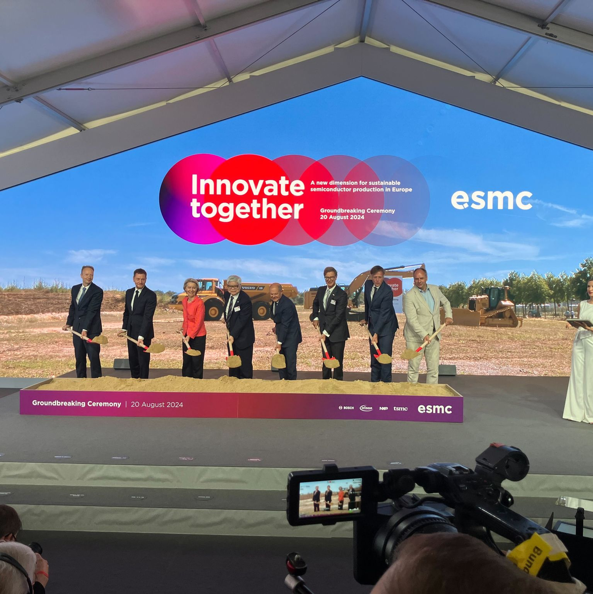 Im Norden Dresdens fand der symbolische Spatenstich für das neue Mikrochipwerk statt. Zu Gast waren unter anderem EU-Kommissionspräsidentin Ursula von der Leyen (3.v.l.) und Bundeskanzler Oaf Scholz - Foto: Jasmin Beisiegel/dpa