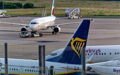Die Luftfahrtindustrie droht wegen hoher Kosten mit Flugstreichungen - Foto: Henning Kaiser/dpa