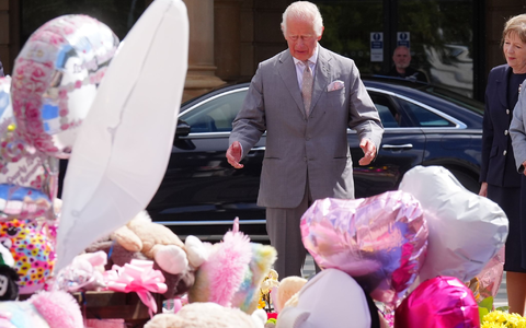 Nach der Messerattacke legten viele Menschen Blumen und Andenken nieder. (Archivbild) - Foto: Owen Humphreys/PA Wire/dpa