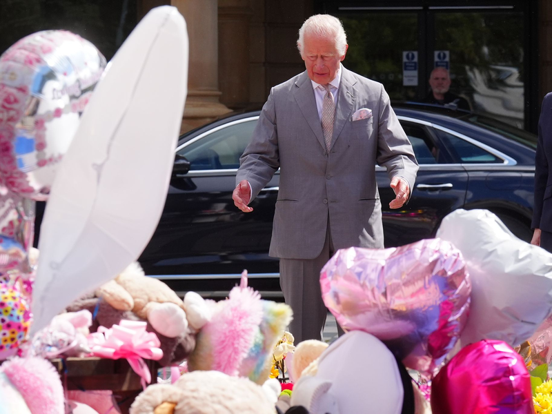 Nach der Messerattacke legten viele Menschen Blumen und Andenken nieder. (Archivbild) - Foto: Owen Humphreys/PA Wire/dpa