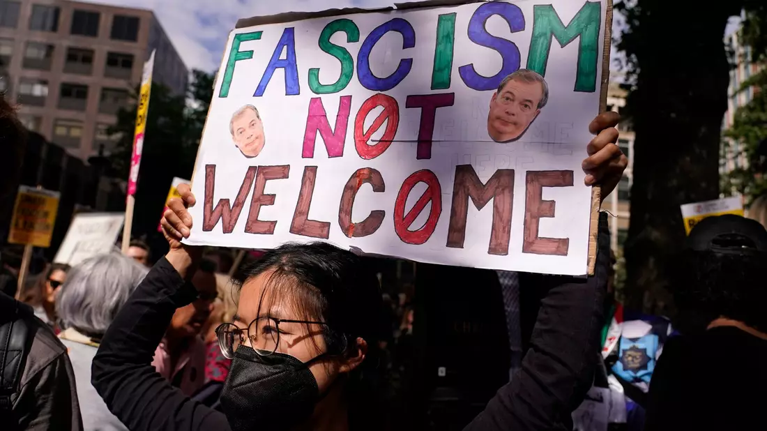 Als Reaktion auf die rechtsradikalen und antimuslimischen Ausschreitungen hatten Tausende Menschen gegen Gewalt demonstriert. (Archivbild) - Bild: Alberto Pezzali/AP/dpa