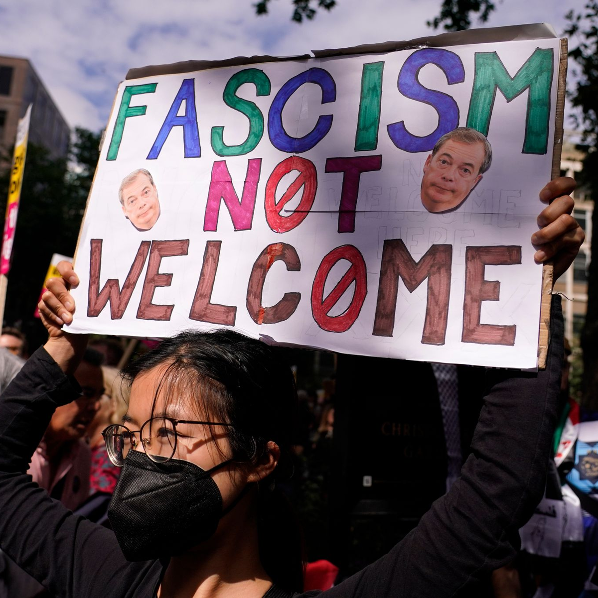 Der rechtspopulistische Abgeordnete Nigel Farage bestreitet, dass er die Randale angeheizt habe. (Archivbild) - Foto: Alberto Pezzali/AP/dpa