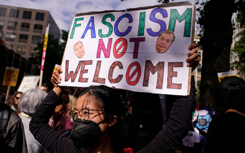 Als Reaktion auf die rechtsradikalen und antimuslimischen Ausschreitungen hatten Tausende Menschen gegen Gewalt demonstriert. (Archivbild) - Foto: Alberto Pezzali/AP/dpa