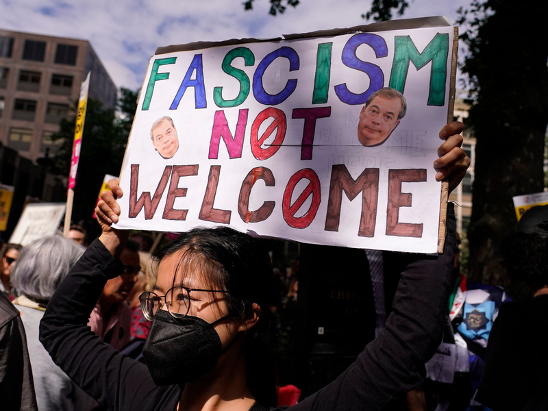 Als Reaktion auf die rechtsradikalen und antimuslimischen Ausschreitungen hatten Tausende Menschen gegen Gewalt demonstriert. (Archivbild) - Foto: Alberto Pezzali/AP/dpa