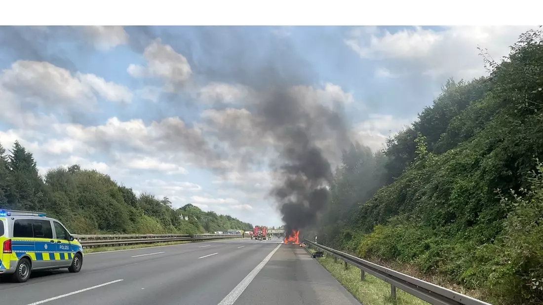 FW-DO: Auto brennt auf der BAB 2 aus - Bild: presseportal.de