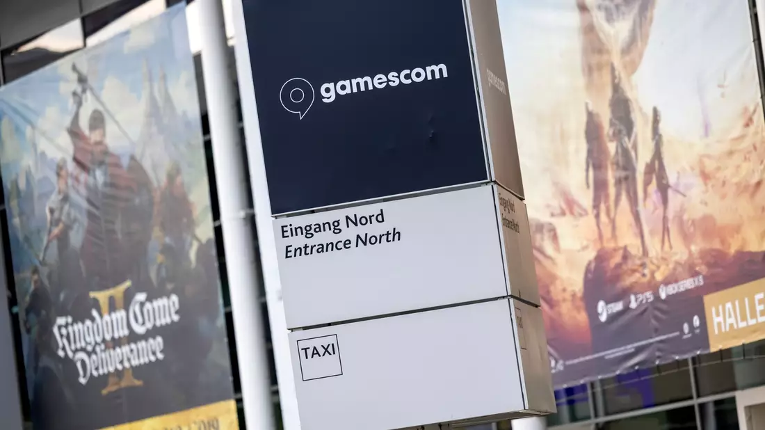 Das Logo der Gamescom ist an einem Eingang der Kölner Messe angebracht: Im vergangenen Jahr kamen zu der Veranstaltung 320.000 Besucherinnen aus aller Welt, dieses Jahr könnten es noch mehr werden. - Bild: Thomas Banneyer/dpa