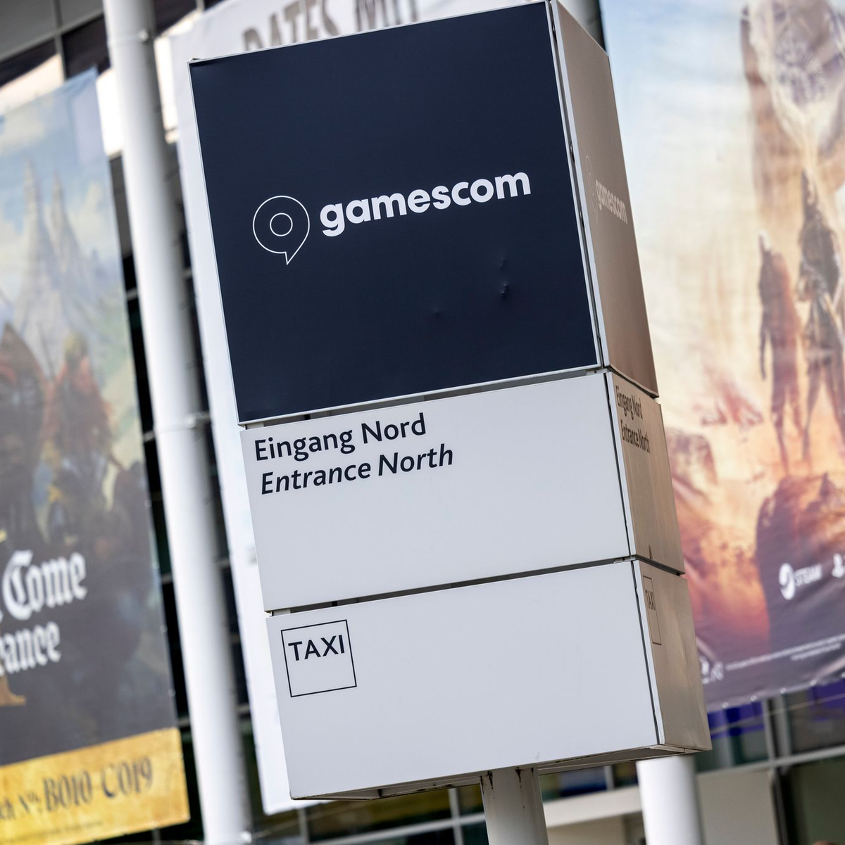 Das Logo der Gamescom ist an einem Eingang der Kölner Messe angebracht: Im vergangenen Jahr kamen zu der Veranstaltung 320.000 Besucherinnen aus aller Welt, dieses Jahr könnten es noch mehr werden. - Foto: Thomas Banneyer/dpa