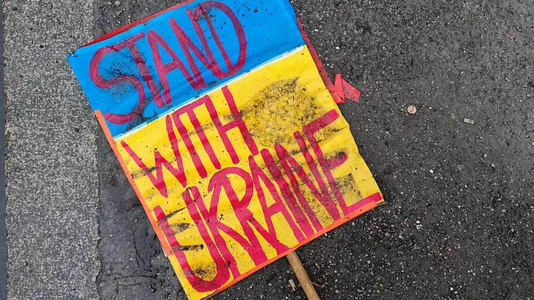Schild Stand with Ukraine liegt auf dem Boden (Archiv) - Bild: über dts Nachrichtenagentur