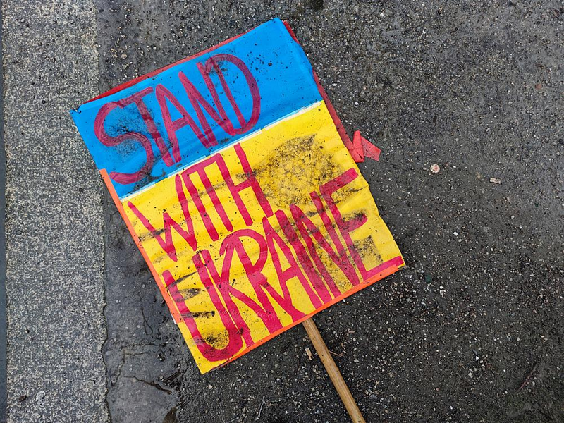 Schild Stand with Ukraine liegt auf dem Boden (Archiv) - Foto: über dts Nachrichtenagentur