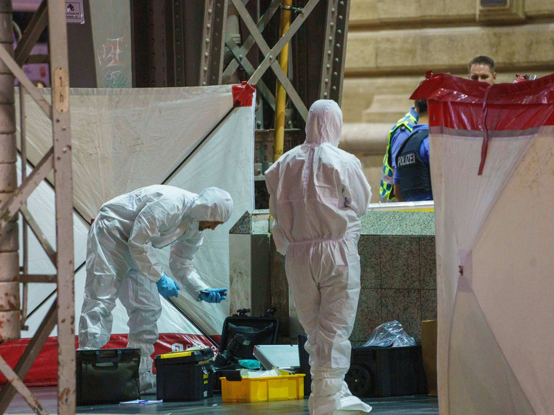  Der Sarg mit der Leiche des Mannes wurde später in einem Auto abtransportiert.  - Foto: Andreas Arnold/dpa