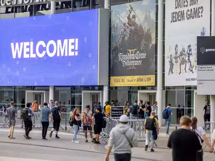 Besucher der Eröffnungsshow der Gamescom gehen zum Eingang der Kölner Messe. - Foto: Thomas Banneyer/dpa