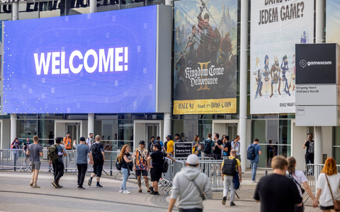 Besucher der Eröffnungsshow der Gamescom gehen zum Eingang der Kölner Messe. - Foto: Thomas Banneyer/dpa Besucher der Eröffnungsshow der Gamescom gehen zum Eingang der Kölner Messe. - Foto: Thomas Banneyer/dpa