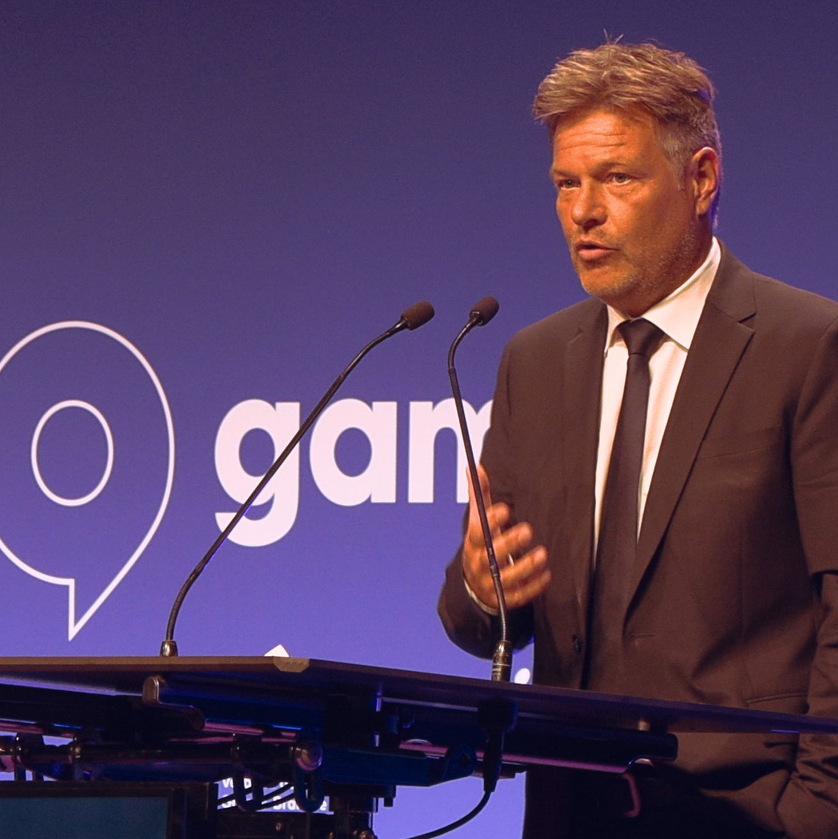 Bundeswirtschaftsminister Robert Habeck (Grüne) bei der Gamescom 2023. - Foto: Sascha Thelen/dpa
