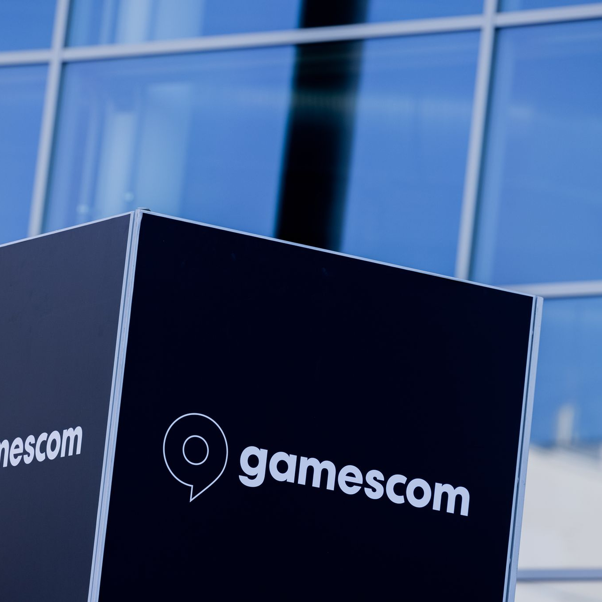 Das Logo der Gamescom steht an einem Eingang der Kölner Messe. - Foto: Rolf Vennenbernd/dpa