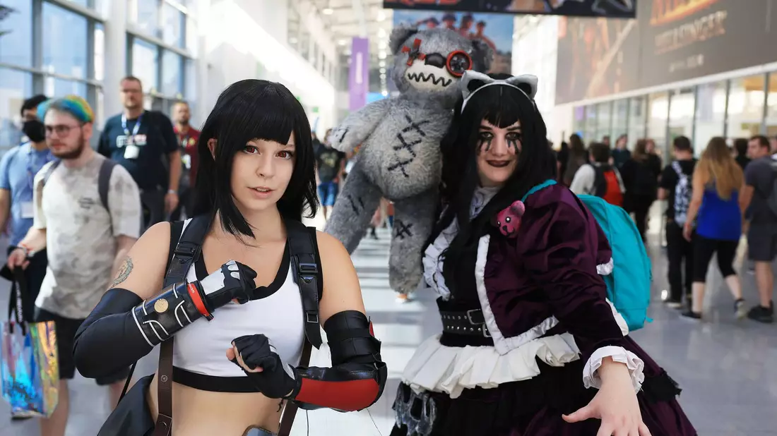 Cosplayer gehen verkleidet über das Messegelände bei der Gamescom 2022. - Bild: Oliver Berg/dpa