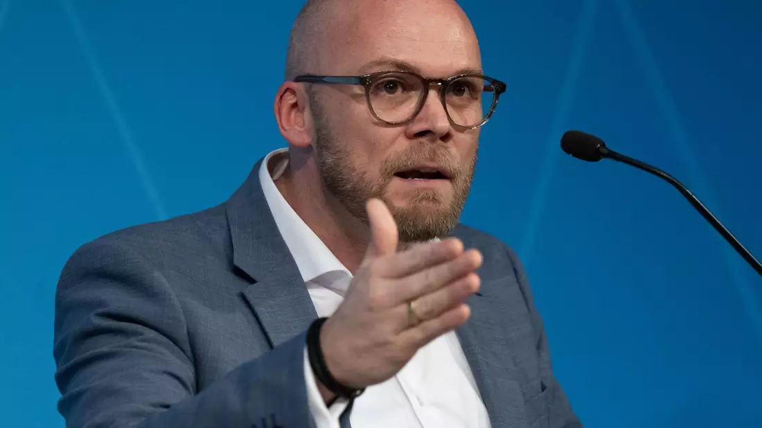 Bayerns Digitalminister Fabian Mehring (Freie Wähler) spricht bei einer Pressekonferenz in München zu Journalisten. - Bild: Sven Hoppe/dpa