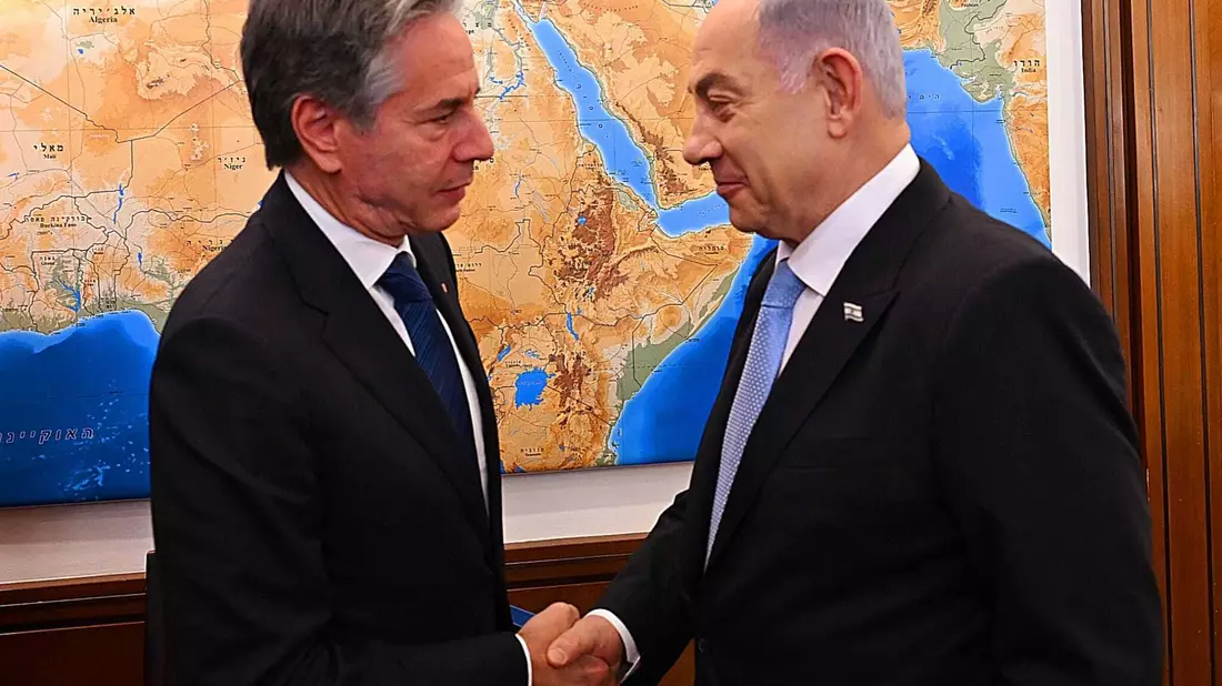 US-Außenminister Antony Blinken wollte sich zum Auftakt einer neuen Nahost-Reise in Israel mit Regierungschef Benjamin Netanjahu treffen. Bis Freitag wollte Blinken in weiteren Ländern der Region Gespräche zur Beendigung des Blutvergießens führen.  - Bild: Chaim Zach/Israeli Government Press Office/dpa