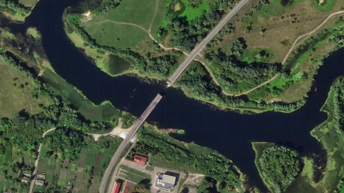 Satellitenfoto einer zerstörten Brücke über den Fluss Sejm in der russischen Region Kursk. - Bild: Planet Labs PBC/Planet Labs PBC/AP/dpa
