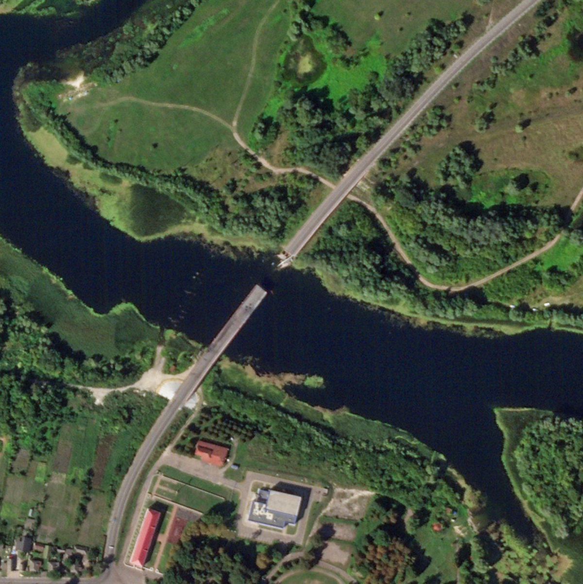 Satellitenfoto einer zerstörten Brücke über den Fluss Sejm in der russischen Region Kursk. - Foto: Planet Labs PBC/Planet Labs PBC/AP/dpa