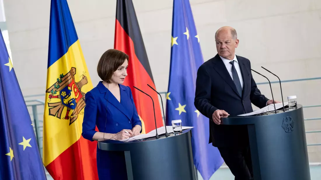 Kanzler Olaf Scholz (r) will bei seinem Kurzbesuch in Moldau unter anderem über die Bedrohung der kleinen Republik durch Russland sprechen. (Archivfoto) - Bild: Fabian Sommer/dpa