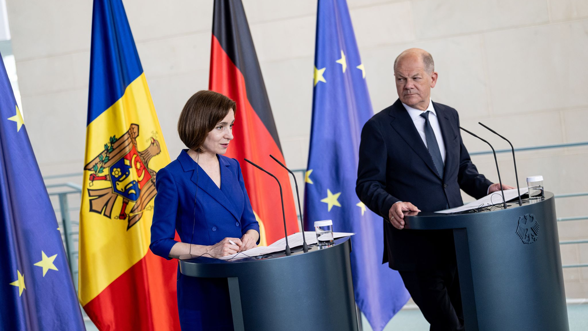 Kanzler Olaf Scholz (r) will bei seinem Kurzbesuch in Moldau unter anderem über die Bedrohung der kleinen Republik durch Russland sprechen. (Archivfoto) - Foto: Fabian Sommer/dpa