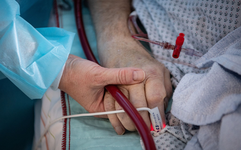 Angehörige sprechen häufig mit Schwerkranken, auch wenn diese nicht reagieren. - Foto: Boris Roessler/dpa