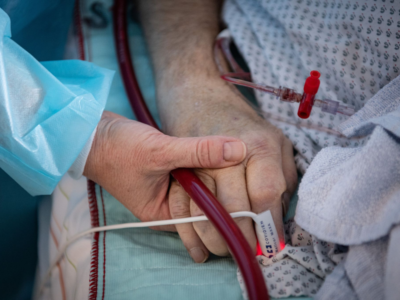 Angehörige sprechen häufig mit Schwerkranken, auch wenn diese nicht reagieren. - Foto: Boris Roessler/dpa