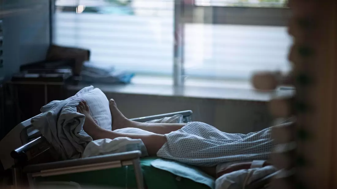 Auch auf Intensivstationen sollte immer so mit den Patientinnen und Patienten umgegangen werden, als bekämen sie alles mit, fordern Fachleute. - Bild: Fabian Strauch/dpa