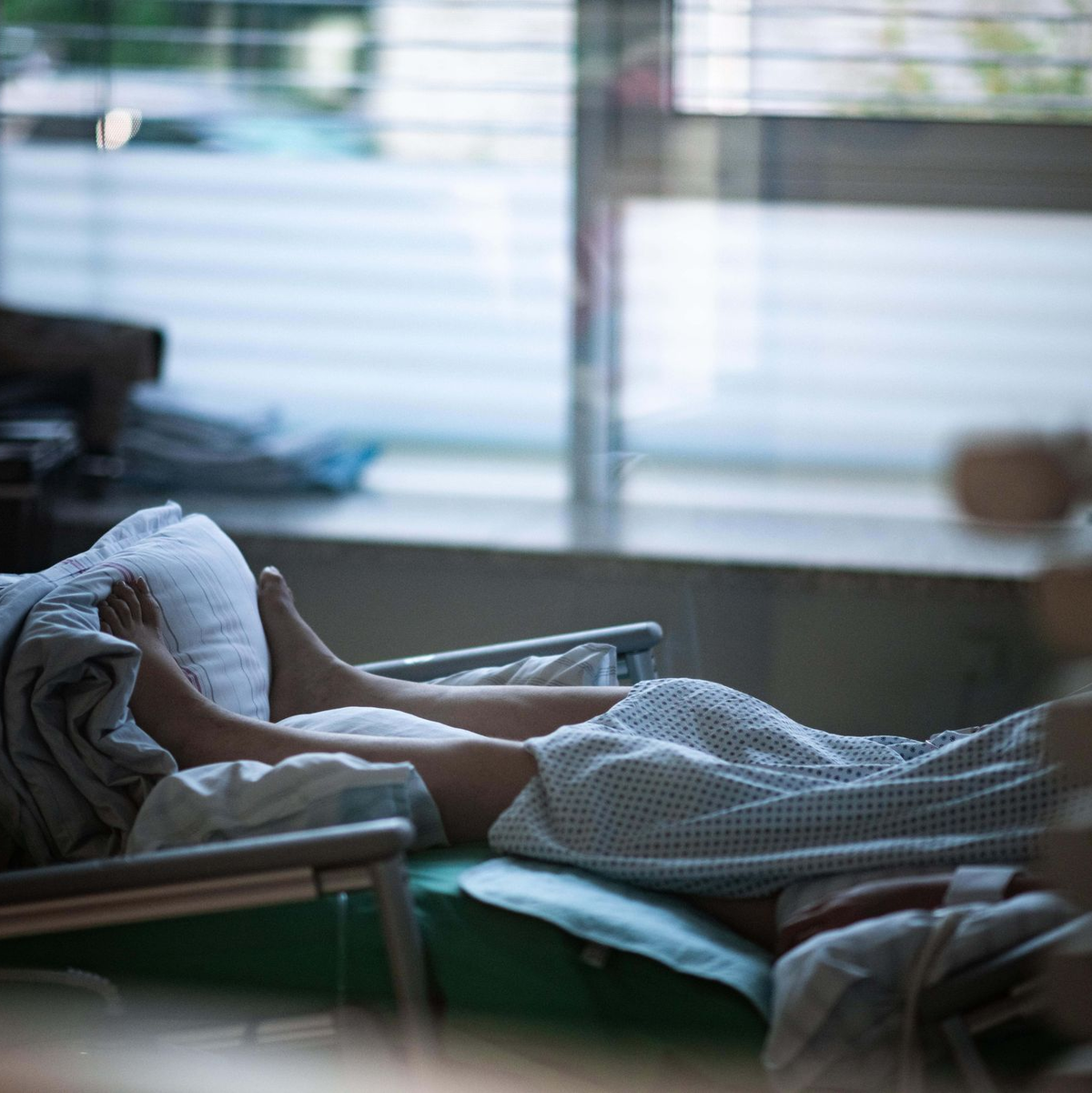 Auch auf Intensivstationen sollte immer so mit den Patientinnen und Patienten umgegangen werden, als bekämen sie alles mit, fordern Fachleute. - Foto: Fabian Strauch/dpa