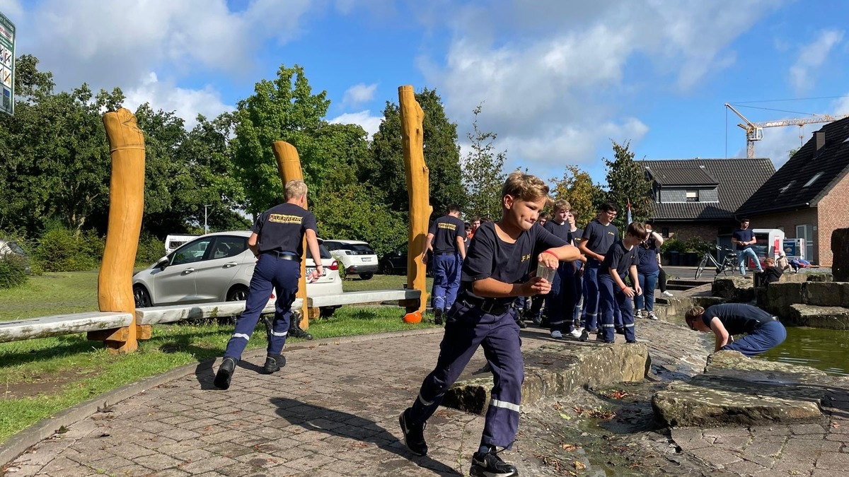 FW Alpen: Jugendfeuerwehren aus dem Kreis Wesel zelten in Alpen - Foto: presseportal.de