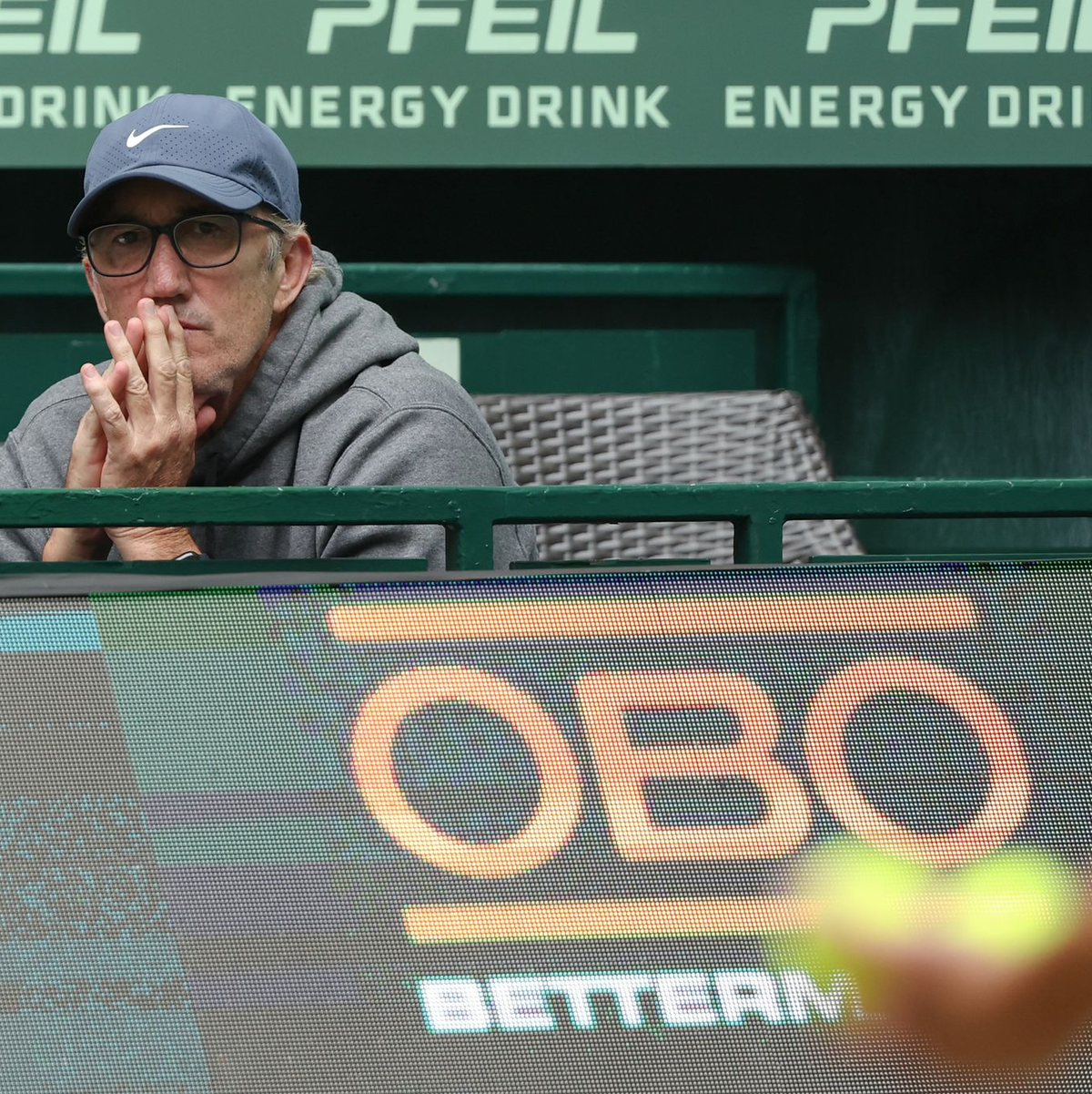 Darren Cahill trainiert Jannik Sinner seit 2022. - Foto: Friso Gentsch/dpa