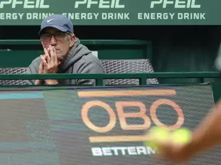 Darren Cahill trainiert Jannik Sinner seit 2022. - Foto: Friso Gentsch/dpa