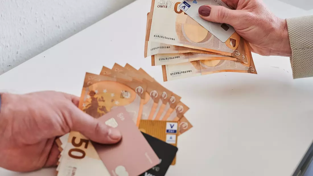 Bei der Zufriedenheit mit dem eigenen Einkommen gleichen sich Frauen und Männer einer neuen Studie zufolge immer weiter an (Symbolbild). - Bild: Annette Riedl/dpa