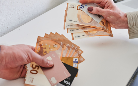 Unterschiedliche Bezahlung zwischen Männern und Frauen (Symbolbild). - Foto: Annette Riedl/dpa