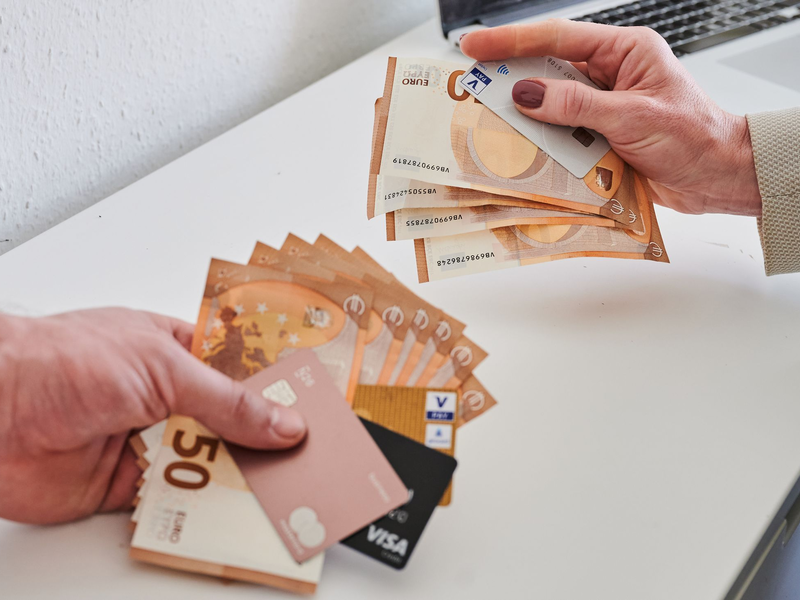 Unterschiedliche Bezahlung zwischen Männern und Frauen (Symbolbild). - Foto: Annette Riedl/dpa