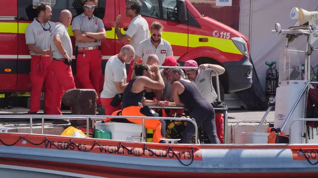 Auf Höhlen spezialisierte Taucher sind im Einsatz. - Bild: Jonathan Brady/PA Wire/dpa