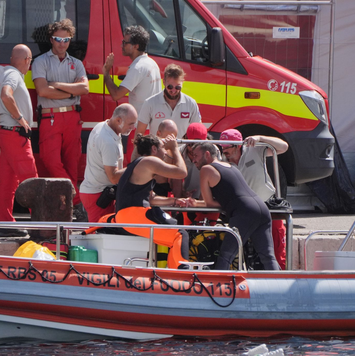 Auf Höhlen spezialisierte Taucher sind im Einsatz. - Foto: Jonathan Brady/PA Wire/dpa